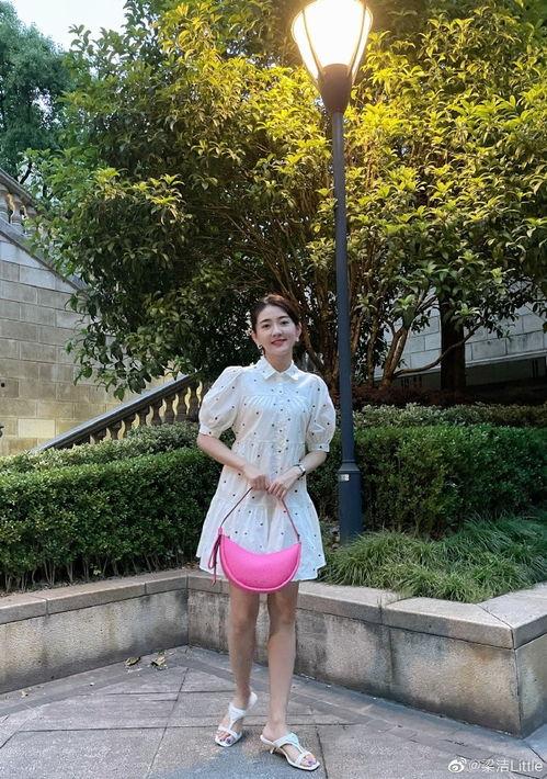 演员梁洁生活照